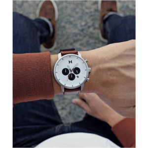 MVMT horloge grijze kast witte plaat en bruin lederen band - 232038 MVMT horloge grijze kast witte plaat en bruin lederen band - 232038