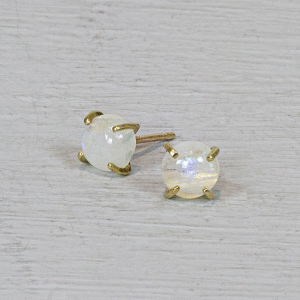 Jeh goldfilled oorknop met maansteen - 236004 Jeh goldfilled oorknop met maansteen - 236004