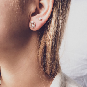 Gouden solotair oorknop met vier poots zetting en 0.50crt briljant - 2010721