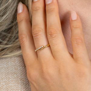 Zinzi vergulde ring slagmodel met aflopend zirconia's - 2011410